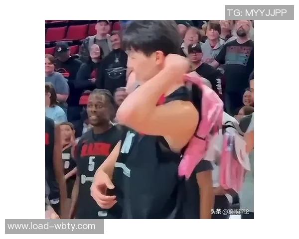 开拓者众将亮相秀场杨瀚森背粉色书包格兰特传统服饰引关注